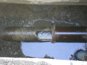 ein im Schüttmaterial übersehener Stein zerstört Kanalrohr